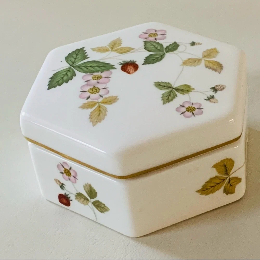 Wedgwood wild strawberry trinket box